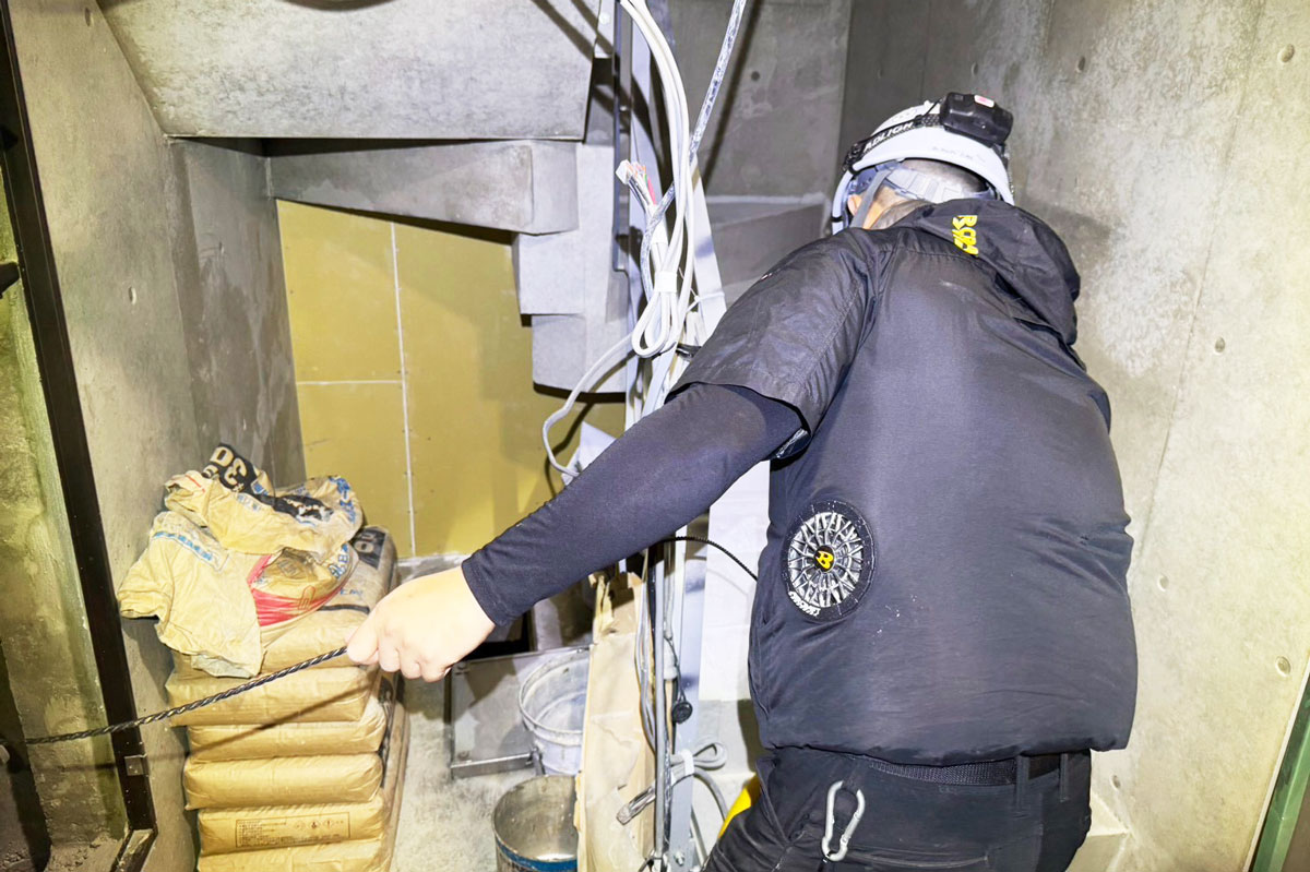 トップエレジェンドの電気工事の様子